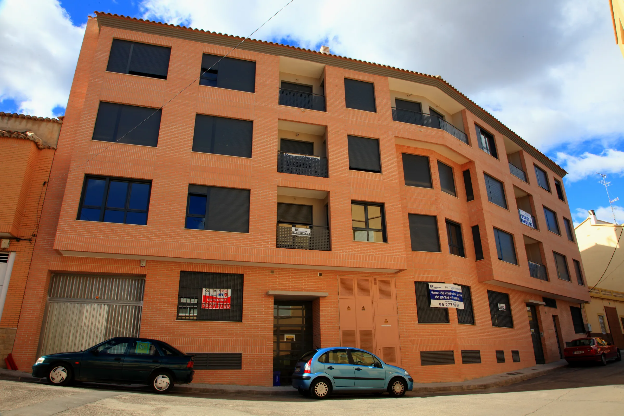 Fachada del edificio, de ladrillo caravista