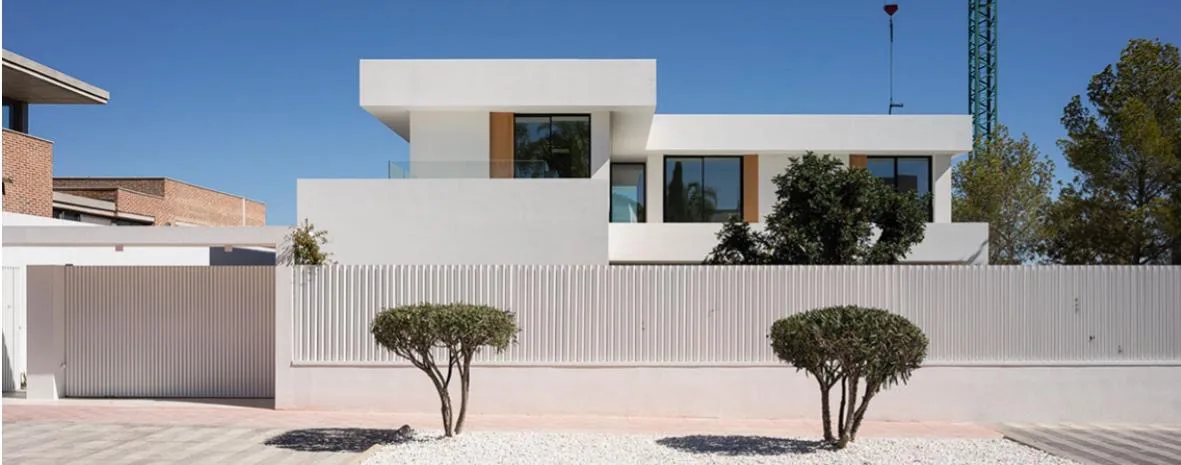 Fachada de una vivienda construida por Vic F. Group